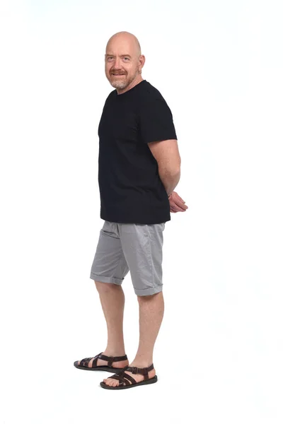 Uomo Calvo Con Sandali Shirt Pantaloncini Vista Laterale Mani Incrociate — Foto Stock