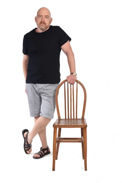 Beyaz Arka Planda Sandalyeyle Oynayan Şortlu Kel Bir Adamın Tam — Stok fotoğraf