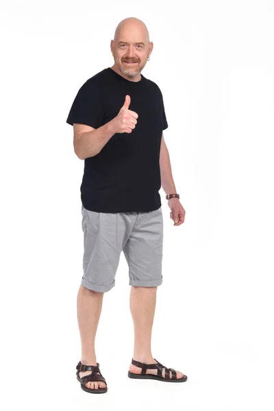 Fullt Porträtt Man Skallig Man Shorts Gör Skylten Tummen Upp — Stockfoto