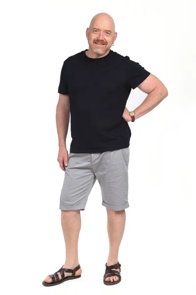 Glatzköpfiger Mann Mit Sandalen Shirt Und Kurzen Hosen Die Hand — Stockfoto