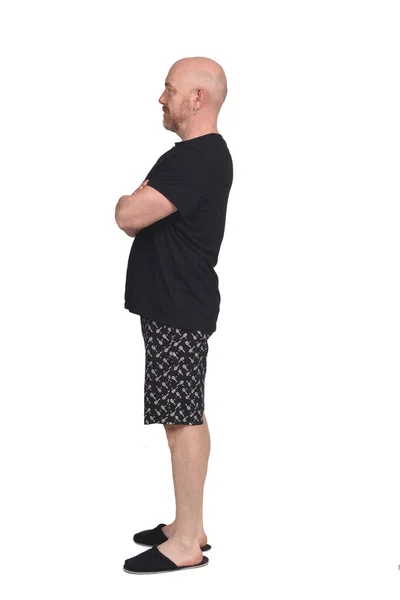 Beyaz Arka Planda Kısa Pantolonlu Bir Adam Kollarını Kavuşturmuş Profilli — Stok fotoğraf
