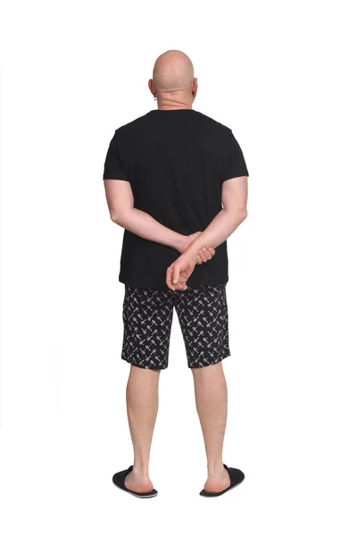 Beyaz Arka Planda Kısa Pijamalı Kel Bir Adam Vardı — Stok fotoğraf