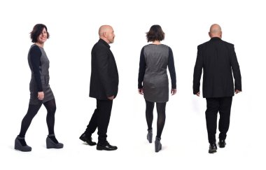 Beyaz arka planda yürüyen zarif bir çiftin arka planı ve yan görüntüsü