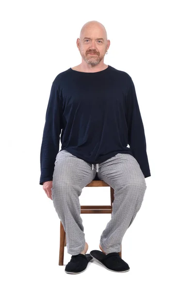 Άνδρας Πιτζάμες Κάθεται Μια Καρέκλα Λευκό Φόντο — Φωτογραφία Αρχείου