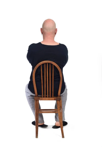Beyaz Arka Planda Sandalyede Oturan Pijamalı Bir Adamın Arkadan Görünüşü — Stok fotoğraf