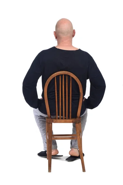 Beyaz Arka Planda Sandalyede Oturan Pijamalı Bir Adamın Dikiz Görüntüsü — Stok fotoğraf