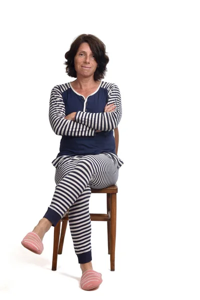 Frau Schlafanzug Auf Einem Stuhl Auf Weißem Hintergrund Sitzend Beine — Stockfoto