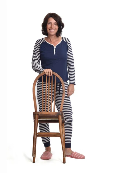 Femme Pyjama Jouant Sur Une Chaise Sur Fond Blanc — Photo