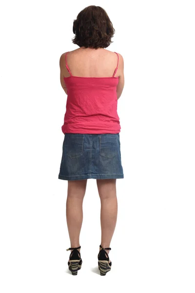 Beyaz Arka Planda Kot Etekli Kollarını Kavuşturmuş Bir Kadın — Stok fotoğraf