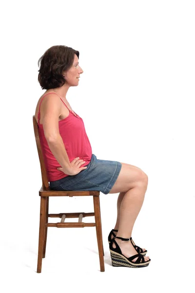 Vista Lateral Mujer Falda Sentado Sobre Fondo Blanco Manos Cadera — Foto de Stock