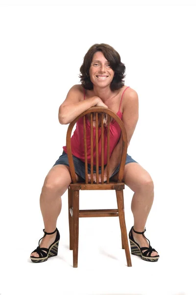 Bir Kadın Döner Sandalyede Oturur Kameraya Bakar — Stok fotoğraf