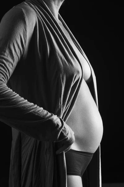 Primer Plano Una Barriga Embarazada Vista Lateral Con Camisa Sobre — Foto de Stock