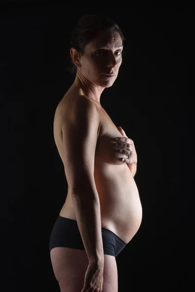 Altı Aylık Hamile Kadın Portresi Siyah Arka Planda Kameraya Bakıyor — Stok fotoğraf
