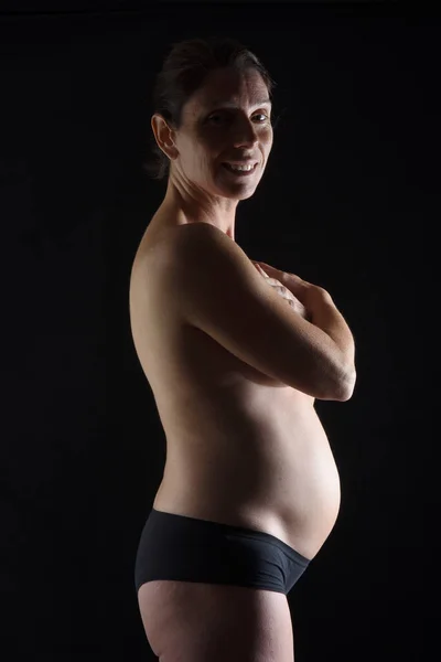 Retrato Mujer Embarazada Desnuda Mirando Cámara Sonriendo Sobre Fondo Negro — Foto de Stock