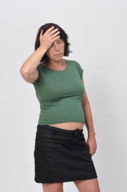 Beyaz arka planda baş ağrısı olan hamile bir kadın.