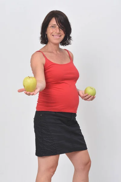 Femme Enceinte Tenant Une Pomme Sur Fond Blanc — Photo