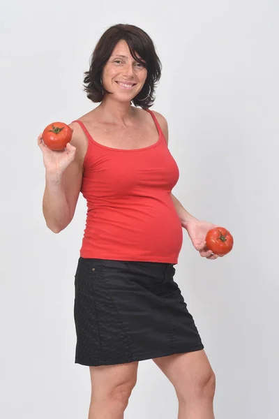 Femme Enceinte Tenant Une Tomate Sur Fond Blanc — Photo