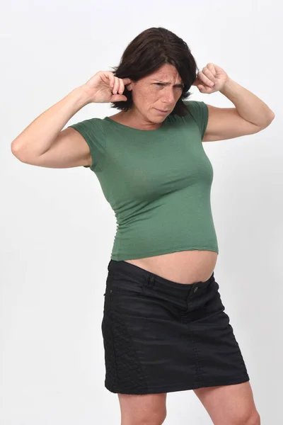Schwangere Ohrenschmerzen Durch Lärm Auf Weißem Hintergrund — Stockfoto