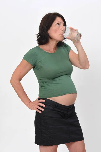 Donna Incinta Che Beve Bicchiere Acqua Sul Backgroun Bianco — Foto Stock
