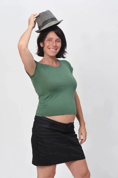Mujer Embarazada Poniéndose Sombrero Sobre Fondo Blanco — Foto de Stock
