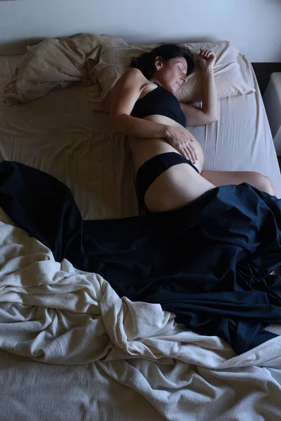 ベッドに寝そべってる妊婦 — ストック写真