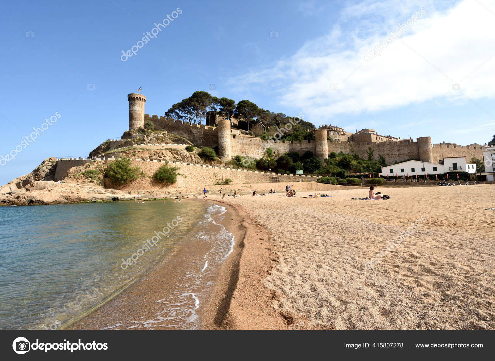 スペインのカタルーニャ州ジローナ県トッサ マル村のビーチと旧市街 ストック写真 C Mariaic