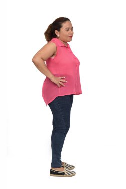 Tam portre kadın ayakta ve yan görünüm ve beyaz arka plan, eller kalçada