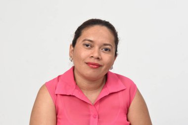 Beyaz arka planda kadın portresi