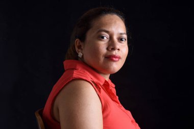 Siyah arka planda bir kadının portresi