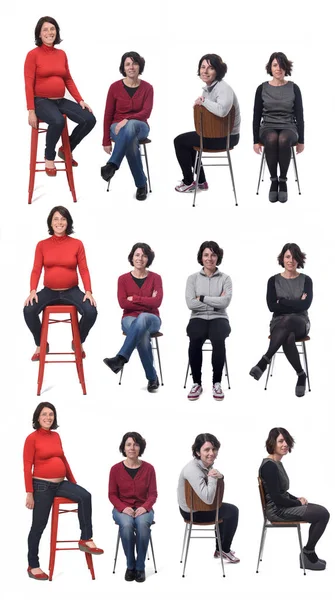 穿着不同衣服的孕妇坐在白色背景的椅子上 — 图库照片