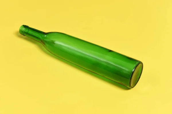 Botella Vidrio Verde Sobre Fondo Amarillo — Foto de Stock
