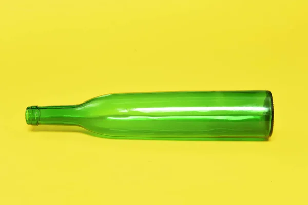 Groene Glazen Fles Een Gele Achtergrond — Stockfoto