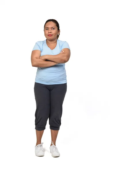 Frau Mit Sportbekleidung Auf Weißem Hintergrund Arme Verschränkt — Stockfoto