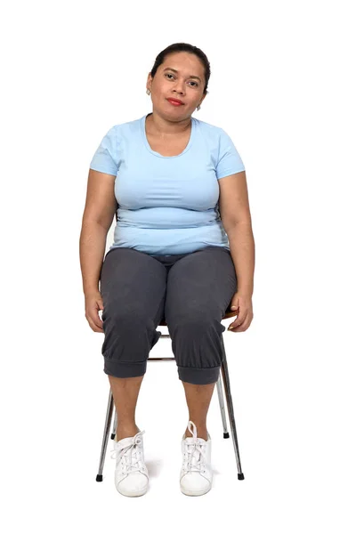 Vista Frontal Uma Mulher Sentada Uma Cadeira Olhando Para Câmera — Fotografia de Stock