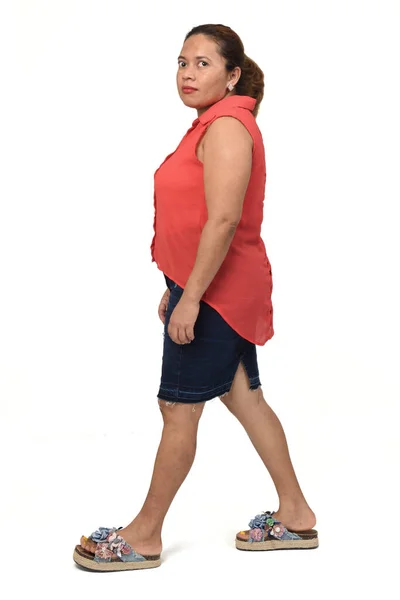 Vista Lateral Retrato Completo Uma Mulher Com Saia Andando Sobre — Fotografia de Stock