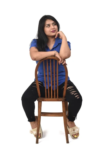 Портрет Латинской Женщины Сидящей Стуле Который Повернут Белом Фоне Посмотрите — стоковое фото