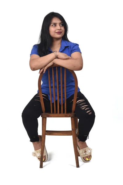 Портрет Латинской Женщины Сидящей Стуле Белом Фоне Смотреть Сторону — стоковое фото