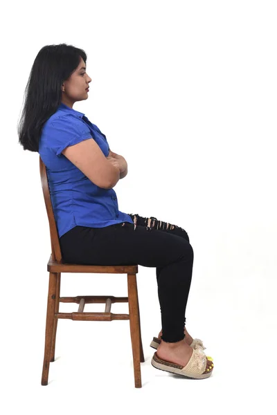 Боковой Вид Портрет Латинской Женщины Сидящей Стуле Белом Фоне Скрещенные — стоковое фото