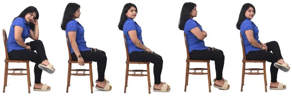 Visão Lateral Grupo Mesma Mulher Latina Sentada Uma Cadeira Fundo — Fotografia de Stock