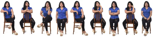 Beyaz Arka Planda Sandalyede Oturan Aynı Latin Kadından Oluşan Geniş — Stok fotoğraf