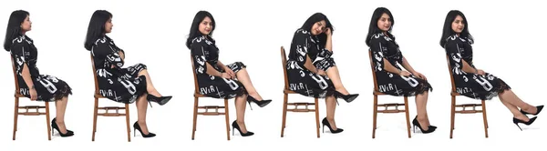 Mesma Mulher Latina Sentada Uma Vista Lateral Cadeira Fundo Branco — Fotografia de Stock
