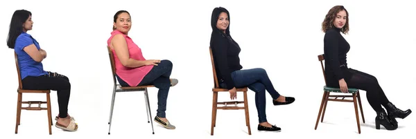 Grande Grupo Mulher Latina Sentada Uma Vista Lateral Cadeira Fundo — Fotografia de Stock