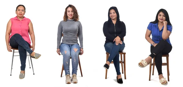 Gran Grupo Mujeres Latinas Sentadas Una Silla Vista Frontal Sobre — Foto de Stock