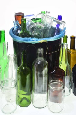 Beyaz arkaplanda geri dönüşüm için şişe dolu çöp kutusu grubu