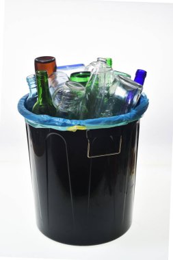  Beyaz arkaplanda geri dönüşüm için şişe dolu çöp ve kavanozlar