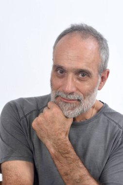 Orta yaşlı bir adamın yüzü bembeyaz.