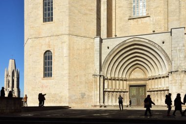 Havarilerin meydanı ve Girona Katedrali 'nin yan kapısı ve Sant Feliu' nun çan kulesi, Katalonya, İspanya