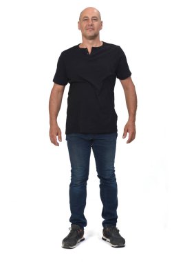 Beyaz arka planda kel bir adamın tam portresi.