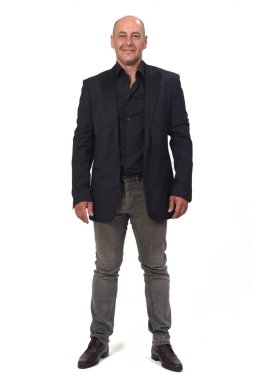 Beyaz arka planda spor ceketli bir adamın ön görüntüsü,