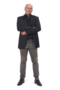 Beyaz arka planda ceketli bir adamın ön görüntüsü, kameraya bakıyor.